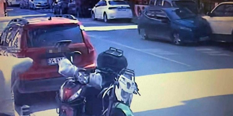 Avtomobil parklanmış vəziyyətdə olan avtomobilə çırpılaraq aşdı