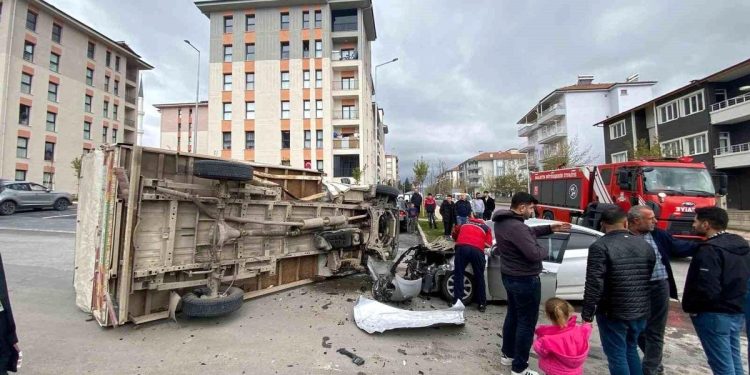 Minik avtomobili və yük maşını toqquşdu: 2 yaralı