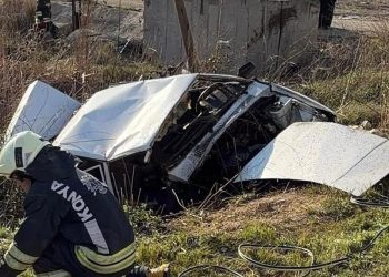 Avtomobil yol kənarına aşdı: 2 yaralı