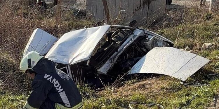 Avtomobil yol kənarına aşdı: 2 yaralı