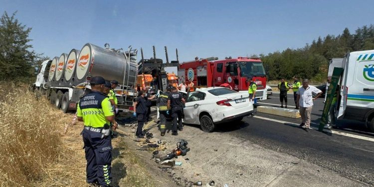 Minik avtomobili və yük maşını toqquşdu: 4 ölü