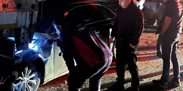 Minik avtomobili iki TIR-ın arasında qaldı: 1 yaralı