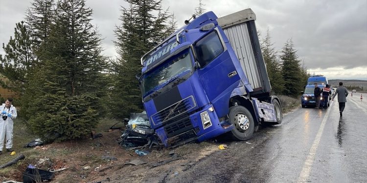 Minik avtomobili və TIR toqquşdu: 1 ölü, 7 yaralı