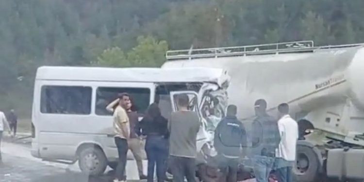 Mikroavtobus və betonqarışdaran maşın toqquşdu: 7 ölü, 3 yaralı