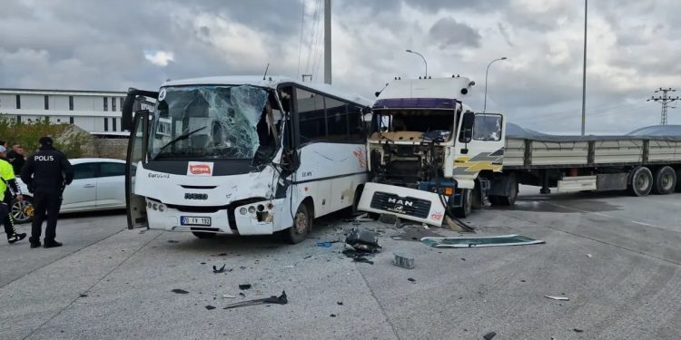 Mikroavtobus və yük maşını toqquşdu: 12 yaralı