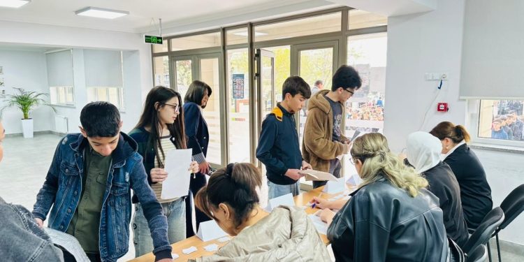 ADA Universitetinin ingilis dili olimpiadası ölkənin müxtəlif bölgələrindən olan məktəbliləri bir araya gətirib