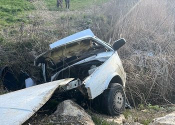 Avtomobil dərəyə aşdı: 1 ölü, 1 yaralı