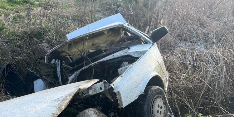 Avtomobil dərəyə aşdı: 1 ölü, 1 yaralı