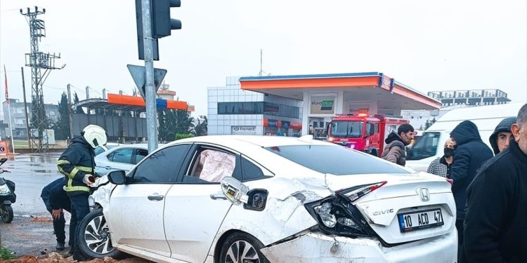 Minik avtomobili və yük maşını toqquşdu: 2 yaralı