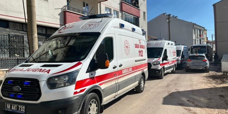 Minik avtomobili və sərnişin avtobusu toqquşdu: 4 yaralı