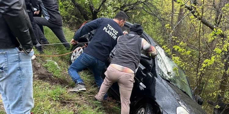 Avtomobil yol kənarına aşdı: 2 yaralı