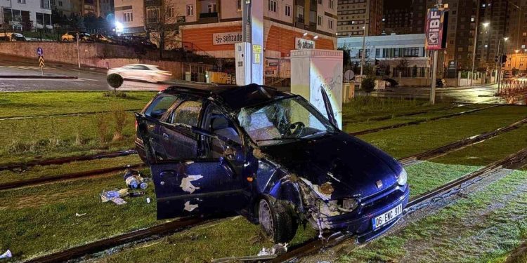 Avtomobil tramvay yolunda dirəyə çırpıldı:1 yaralı