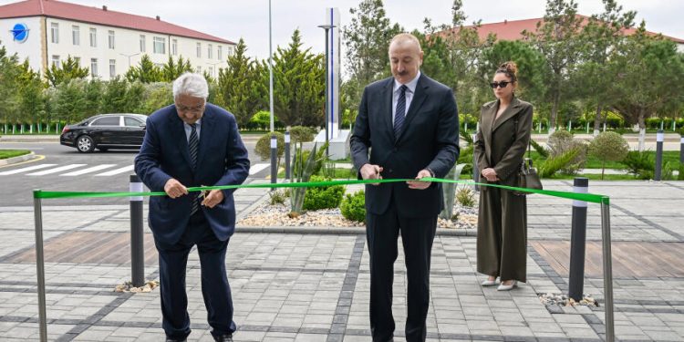 Prezident İlham Əliyev və Birinci xanım Mehriban Əliyeva Milli Aviasiya Akademiyasında Beynəlxalq Təlim Mərkəzinin açılışında iştirak ediblər - VİDEO - FOTOLAR