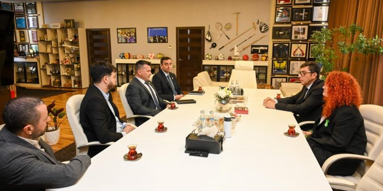 Fərid Qayıbov Dünya Kapoeyra Federasiyasının prezidenti Rodriqo Furbino Qomes ilə görüşüb