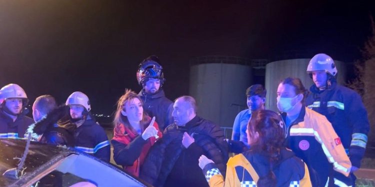 Avtomobil əvvəlcə ağaca, sonra isə yol nişanına çırpıldı