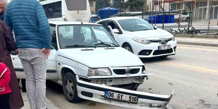 İki avtomobil toqquşdu: 2 yaralı