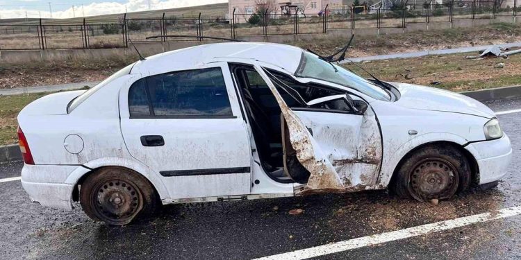 Avtomobil yol kənarına aşdı: 2 yaralı