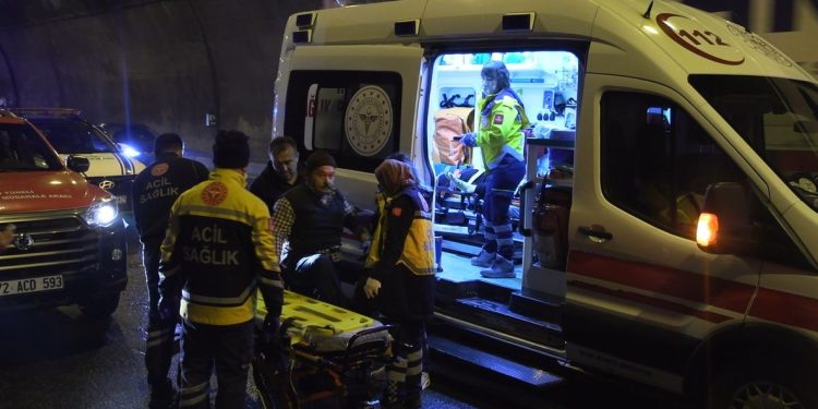 Tunldə minik avtomobili və TIR toqquşdu: 5 yaralı