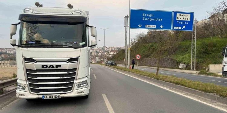 TIR-ın vurduğu avtomobil səkiyə çıxdı