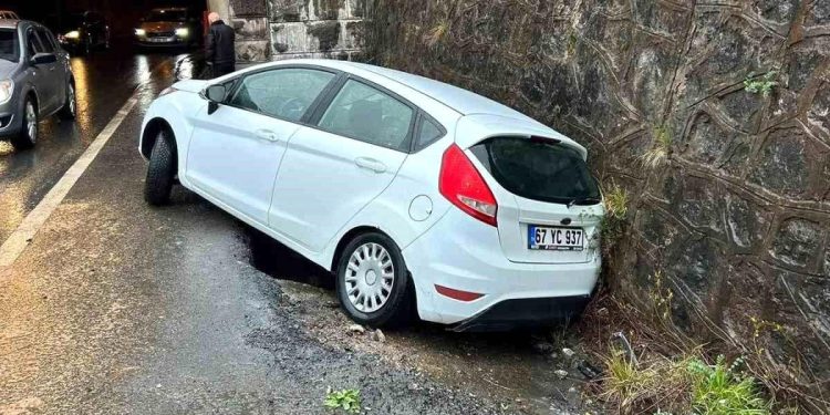 Tuneldən çıxan avtomobil istinad divarına çırpıldı