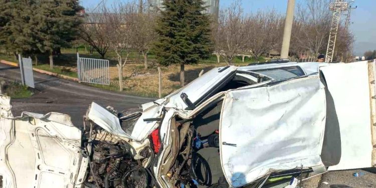 Avtomobil dirəyə çırpılaraq aşdı: 1 yaralı
