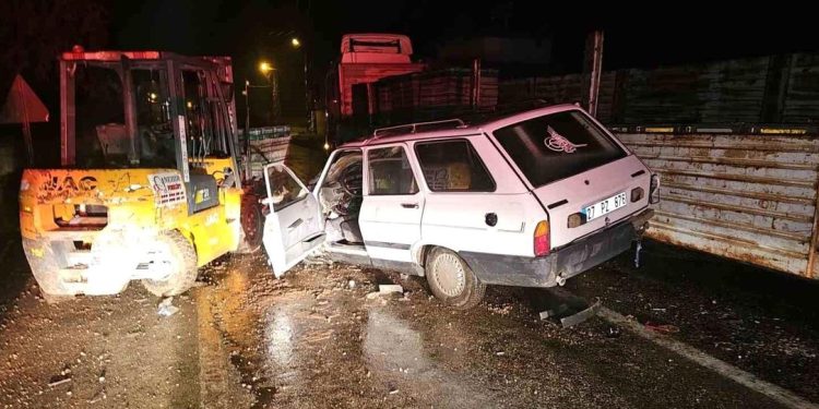 Minik avtomobili qaldırıcı texnika ilə toqquşdu: 4 yaralı