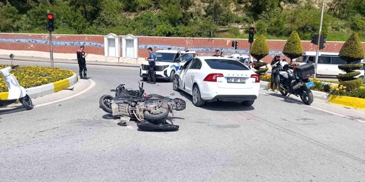 Minik avtomobili motosikletə çırpıldı: 2 yaralı