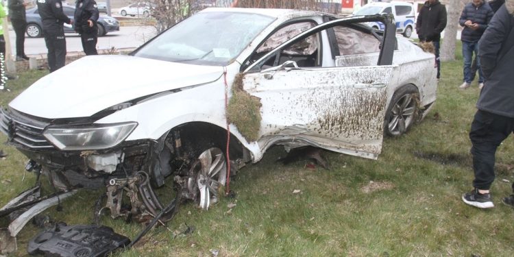 Avtomobil aşdı: Sürücü yaralandı