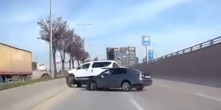Avtoxuliqanlıq edən avtomobil başqa avtomobilə çırpıldı