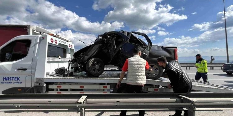 Avtomobil yol nişanına çırpıldı: Sürücü yaralandı