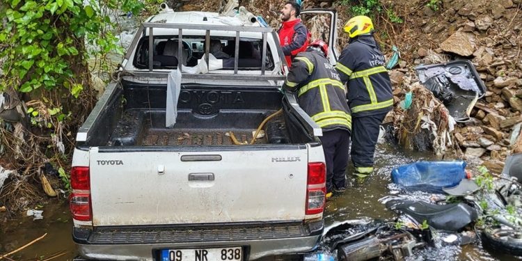 Avtomobil çaya aşdı: 2 yaralı