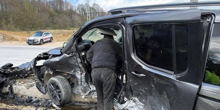 İki avtomobil toqquşdu: 2 yaralı