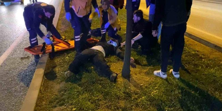 Telefonu yolda düşən qadını avtomobil vurdu