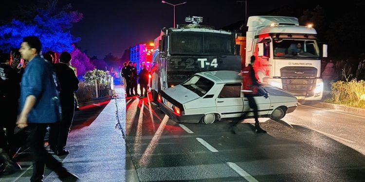 Minik avtomobili kütləvi ixtişaşlara müdaxilə maşını ilə toqquşdu