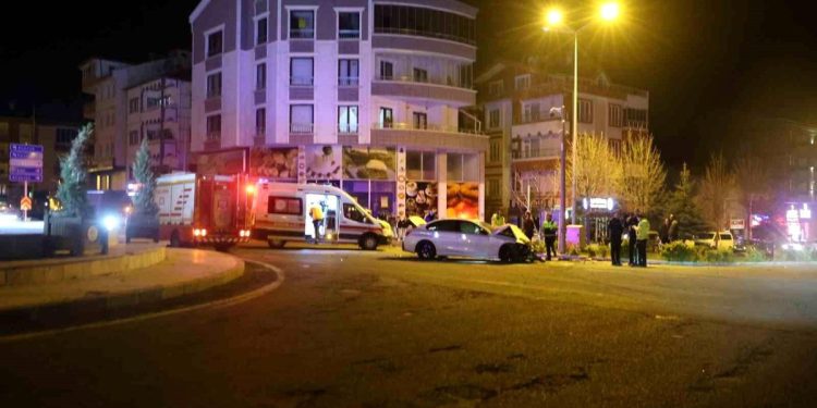 Minik avtomobili və mikroavtobusla toqquşdu: 3 yaralı