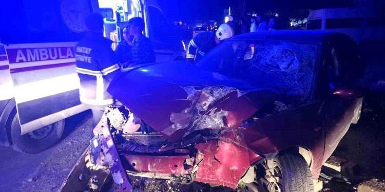 Avtomobil ağaca çırpıldı: 3 yaralı