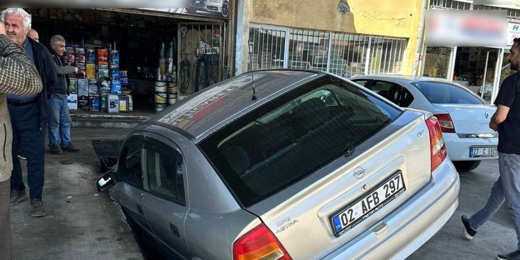 Avtomobil çuxura düşdü