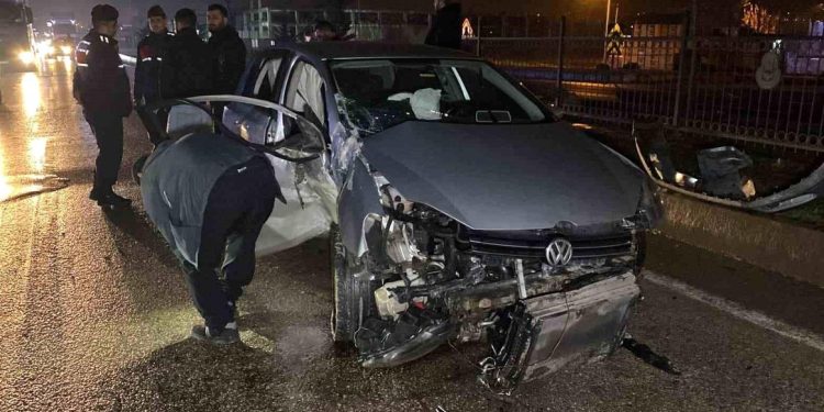 Avtomobil baryerlərə çırpıldı: 2 yaralı