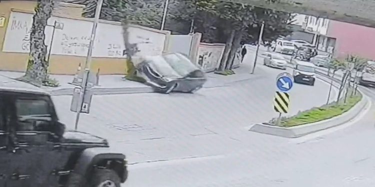 Avtomobil aşdı: Sürücü yaralandı