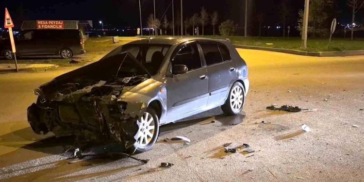 Minik avtomobili və mikroavtobus toqquşdu: 2 yaralı