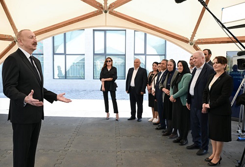 İlham Əliyev və birinci xanım Mehriban Əliyeva Cəbrayıl rayonunun Şükürbəyli kəndinə köçən sakinlərlə görüşüblər - FOTOLAR