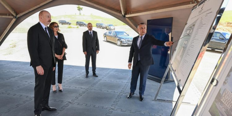 İlham Əliyev və Mehriban Əliyeva Cəbrayıl Rayon Mərkəzi Xəstəxanasının binasının tikintisi ilə tanış olublar - FOTOLAR