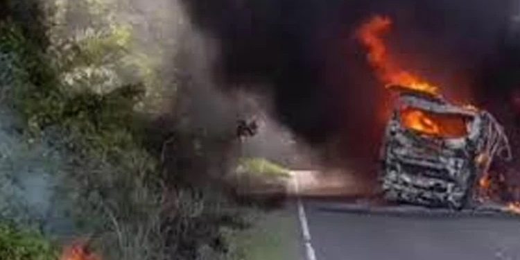 Sərnişin avtobusu və yanacaq daşıyan tanker toqquşdu: 16 ölü, 4 yaralı
