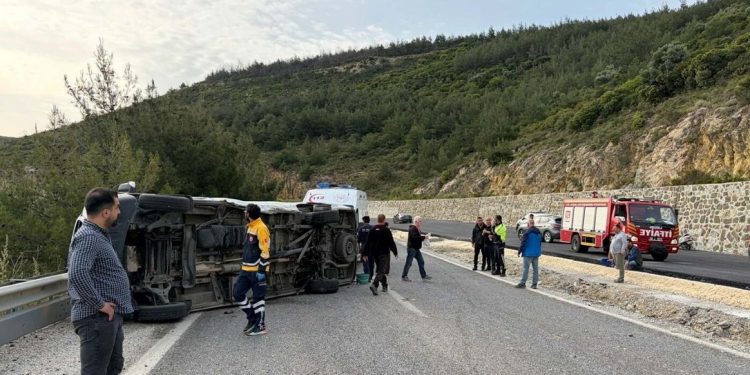 Minik avtomobili və mikroavtobusla toqquşdu: 12 yaralı