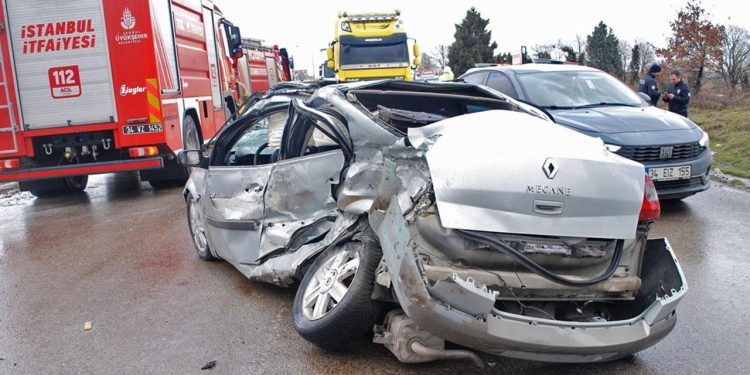 İki avtomobil toqquşdu: 2 yaralı