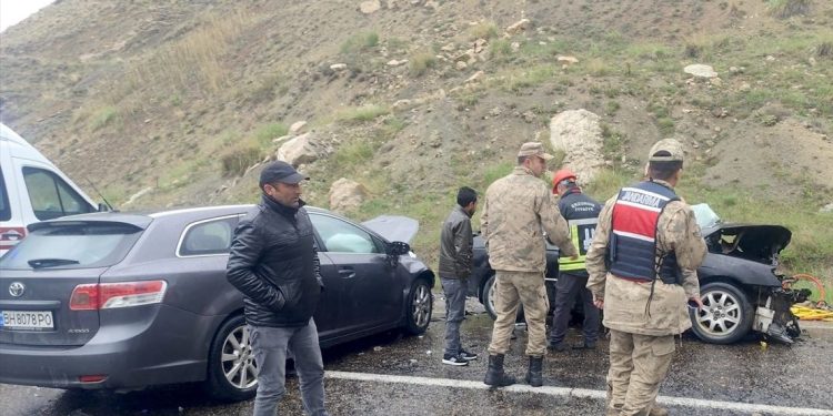 İki avtomobil toqquşdu: 5 yaralı