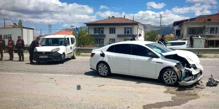 İki avtomobil toqquşdu: 2 yaralı