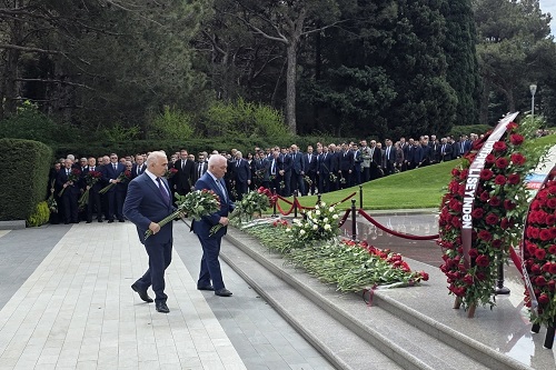 “AzərEnerji” və “Azərişıq” kollektivləri Ulu Öndərin məzarını ziyarət ediblər