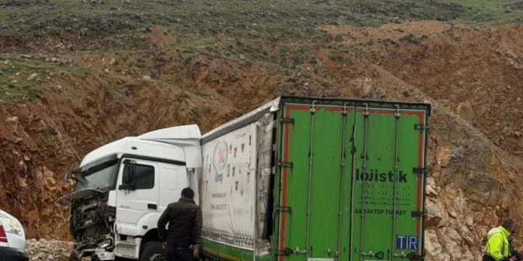 TIR yol kənarınadakı təpəyə çırpıldı: 1 yaralı