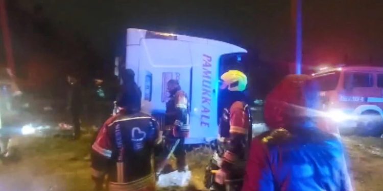 Şəhərlərarası avtobus aşdı: Çox sayda yaralı var